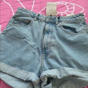 zara mom fit jean shorts size: 6